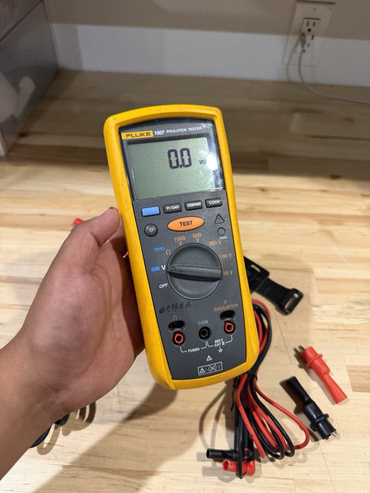 FLUKE 1507 INSULATION MULTIMETER W/ LEADS & CLIPS