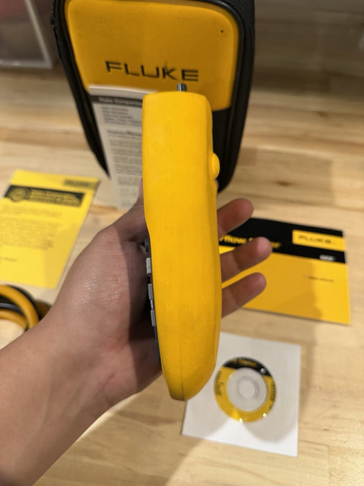 FLUKE 922 AIRFLOW METER W / ACCESSORIES- SHIPS FAST
