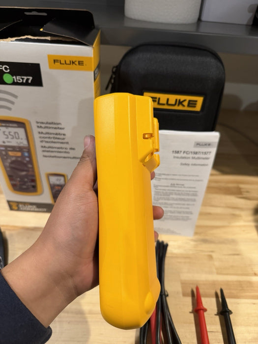 FLUKE 1577 INSULATION MULTIMETER WITH LEADS & CASE TESTED