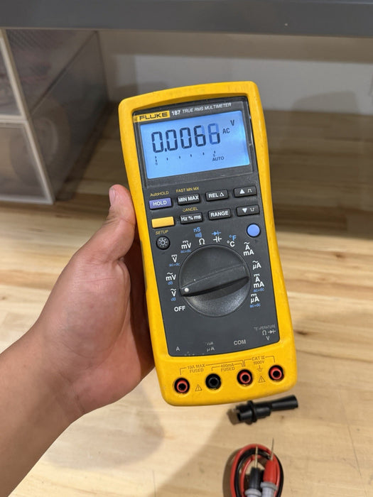 FLUKE 187 TRUE RMS MULTIMETER W/ LEADS & CLIPS - SHIPS FAST