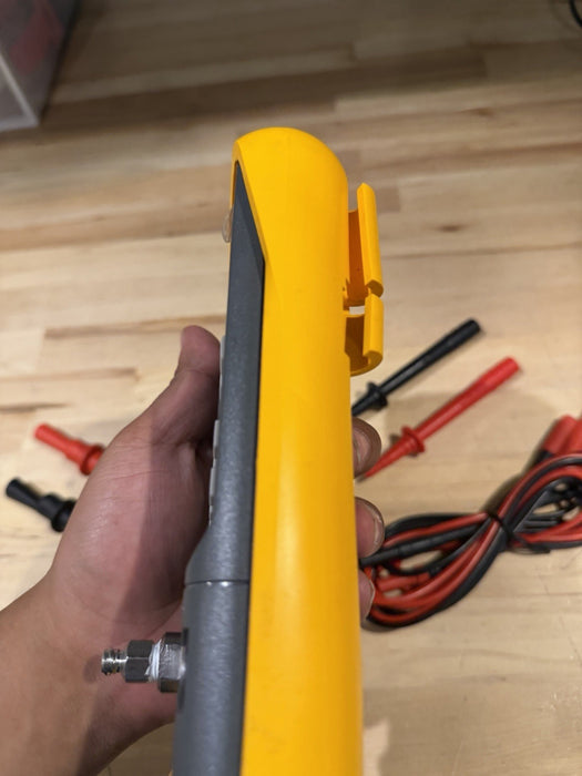 FLUKE 717 100G PRESSURE CALIBRATOR WITH LEADS TESTED