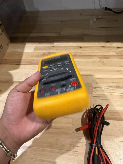 FLUKE 88V AUTOMOTIVE MULTIMETER W/ LEADS & CLIPS - SHIPS FREE (TESTED)