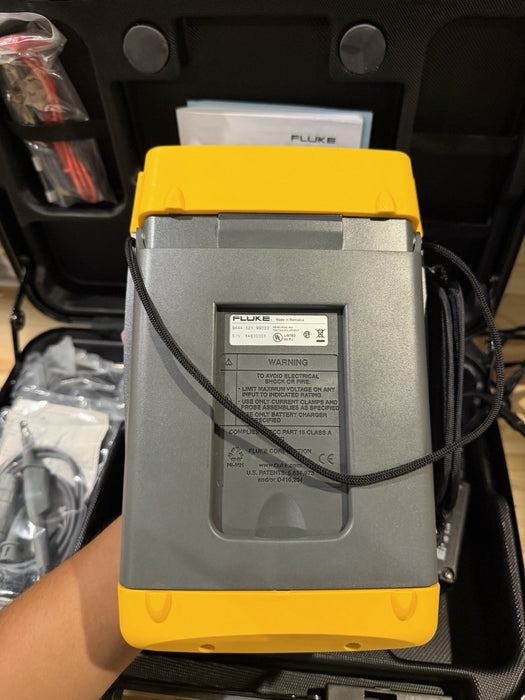 FLUKE 199C 200MHZ 2.5GS/S SCOPEMETER COLOR WITH ACCESSORIES