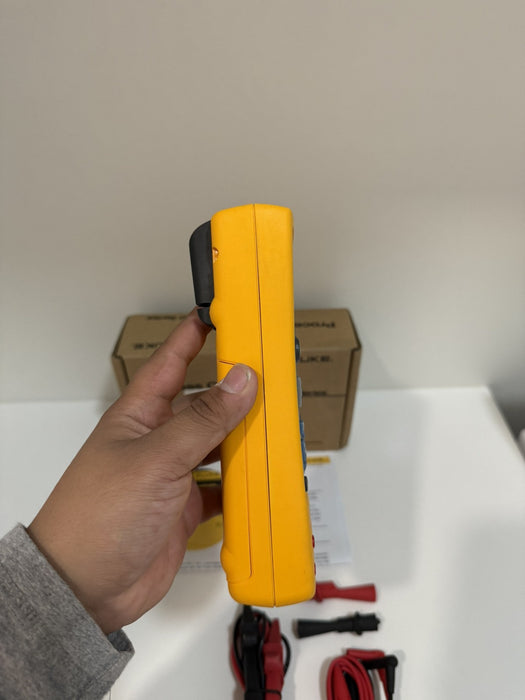 FLUKE 724 TEMPERATURE CALIBRATOR METER / NEW SEALED - SHIPS FAST