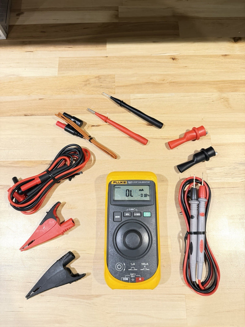 FLUKE 707 LOOP CALIBRATOR WITH LEADS & ACCESSORIES