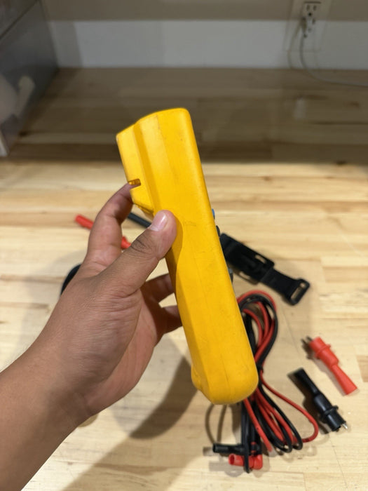 FLUKE 1507 INSULATION MULTIMETER W/ LEADS & CLIPS