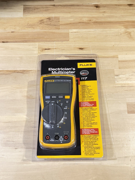 FLUKE 117 TRUE RMS MULTIMETER / NEW FACTORY SEALED - SHIPS FAST