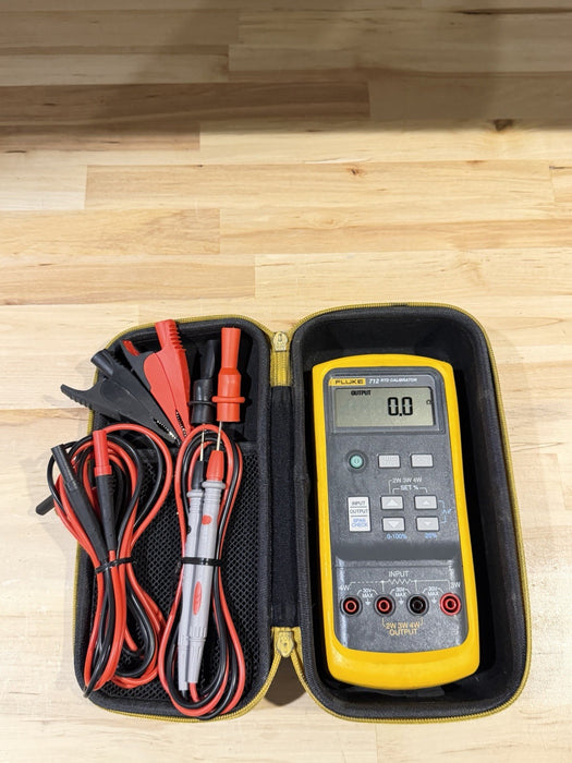 FLUKE 712B RTD CALIBRATOR W/ CASE & ACCESSORIES - TESTED