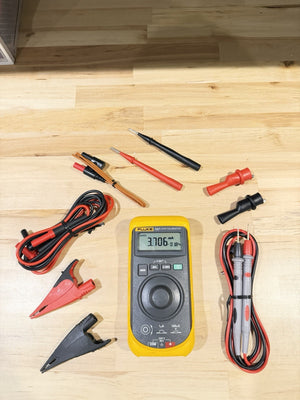 FLUKE 707 LOOP CALIBRATOR WITH LEADS & ACCESSORIES
