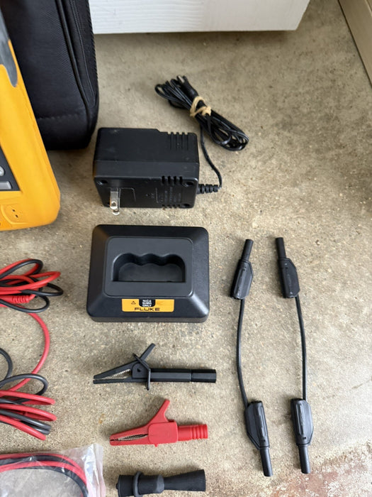 FLUKE 744 DOCUMENTING PROCESS CALIBRATOR WITH LEADS & CHARGER