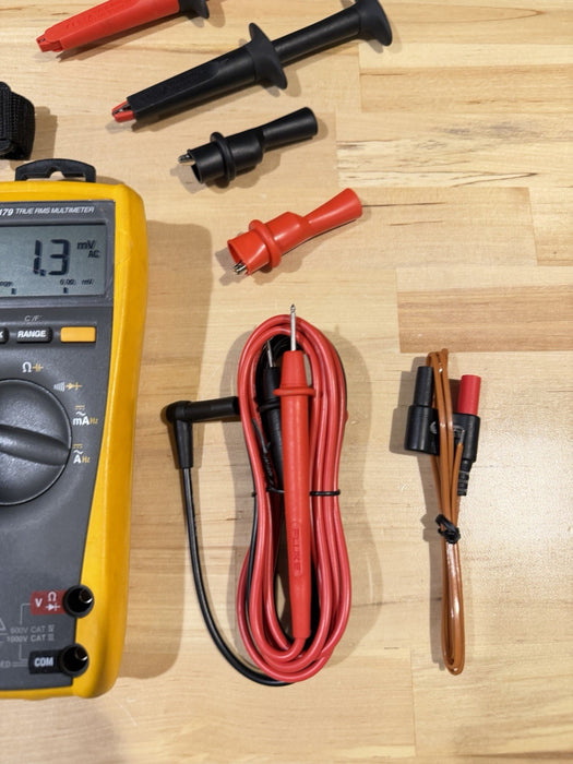 FLUKE 179 TRUE RMS MULTIMETER KIT W/ LEADS & ACCESSORIES / SHIPS FAST (TESTED)