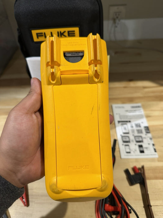 FLUKE 1587 FC INSULATION MULTIMETER WITH LEADS & CASE TESTED