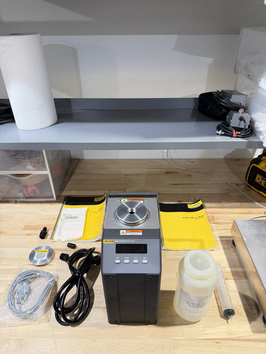 FLUKE 6102 MICRO-BATH 35Â°C TO 200Â°C WITH ACCESSORIES TESTED