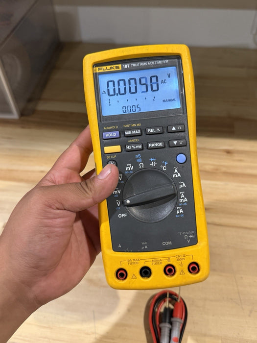 FLUKE 187 TRUE RMS MULTIMETER W/ LEADS & CLIPS - SHIPS FAST