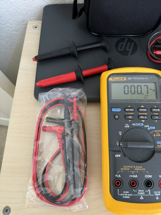 FLUKE 787 PROCESS METER WITH ACCESSORIES & BAG