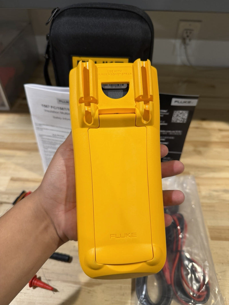FLUKE 1577 INSULATION MULTIMETER W/ LEADS & CASE TESTED SHIPS FAST NEW