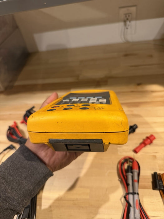 FLUKE 744 DOCUMENTING PRCESS CALIBRATOR W/ LEADS & CHARGER (CALIBRATED 2025)
