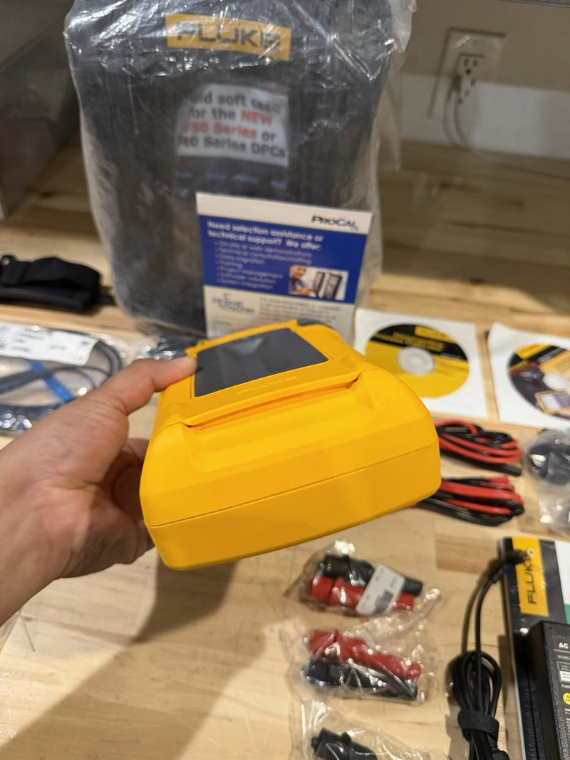 FLUKE 754 DOCUMENTING PROCESS CALIBRATOR W/ ACCESSORIES (NEW) FREE SHIPPING