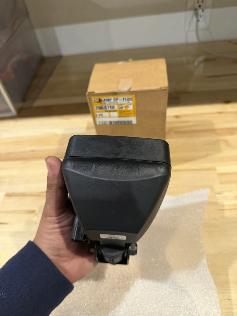 CAT 290-5760 MOUNTED FLOOD LAMP