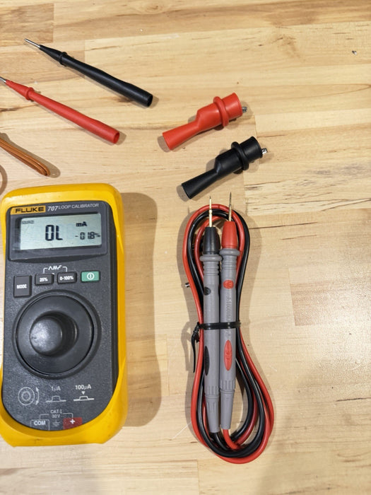 FLUKE 707 LOOP CALIBRATOR WITH LEADS & ACCESSORIES