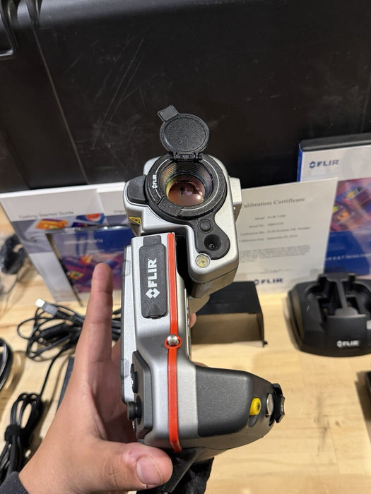 FLIR T300 THERMAL IMAGING INFRARED CAMERA W/ ACCESSORIES (TESTED) FREE SHIPPING