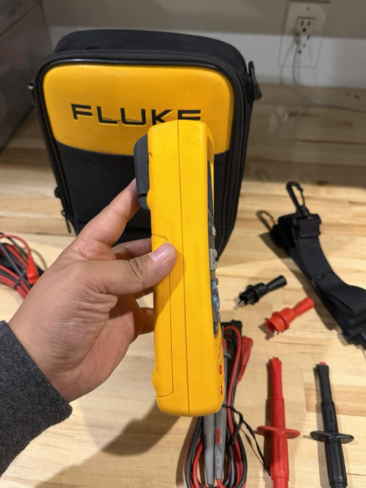 FLUKE 725 MULTIFUNCTION PROCESS CALIBRATOR WITH BAGLEADS & CLIPS