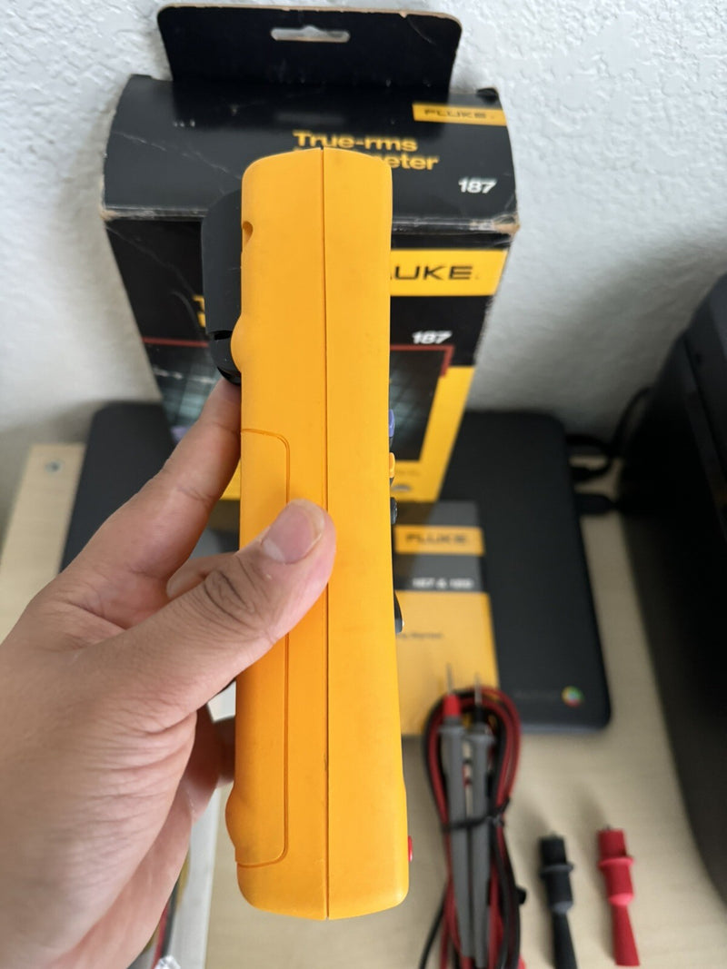 FLUKE 187 TRUE RMS MULTI METER WITH LEADS & CALIBRATION CERTIFICATE-