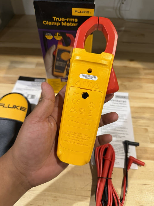 FLUKE 323 TRUE-RMS DIGITAL CLAMP METER WITH BAG & LEADS