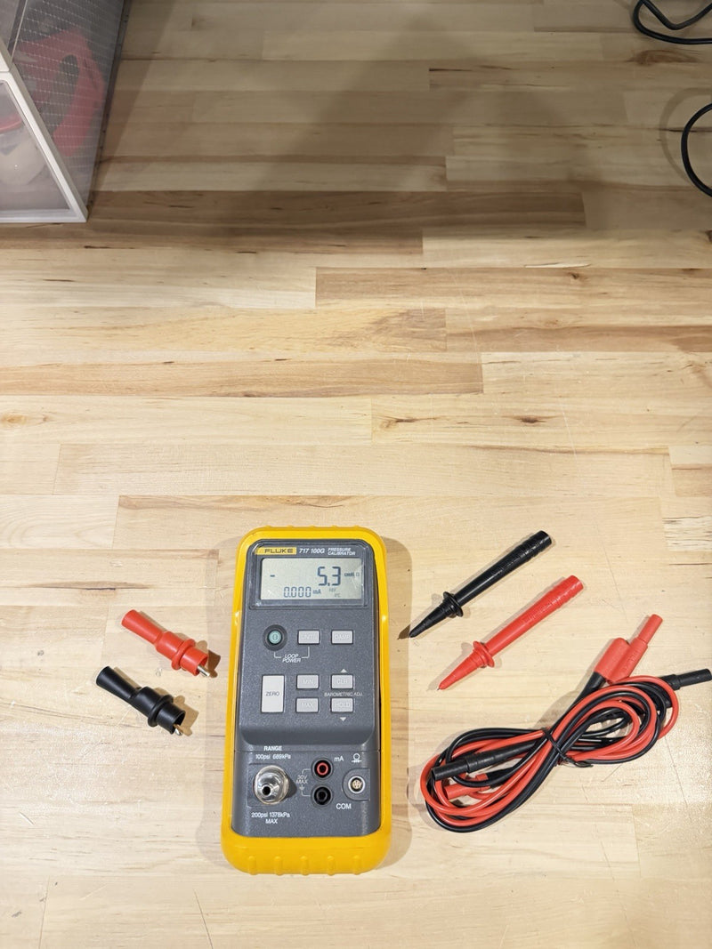 FLUKE 717 100G PRESSURE CALIBRATOR WITH LEADS TESTED