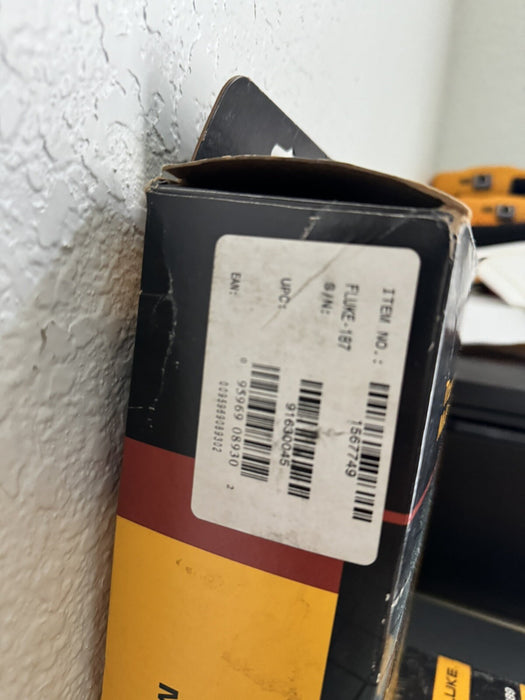 FLUKE  187 TRUE RMS MULTI METER W/LEADS & CALIBRATION CERTIFICATE- FREE SHIPPING