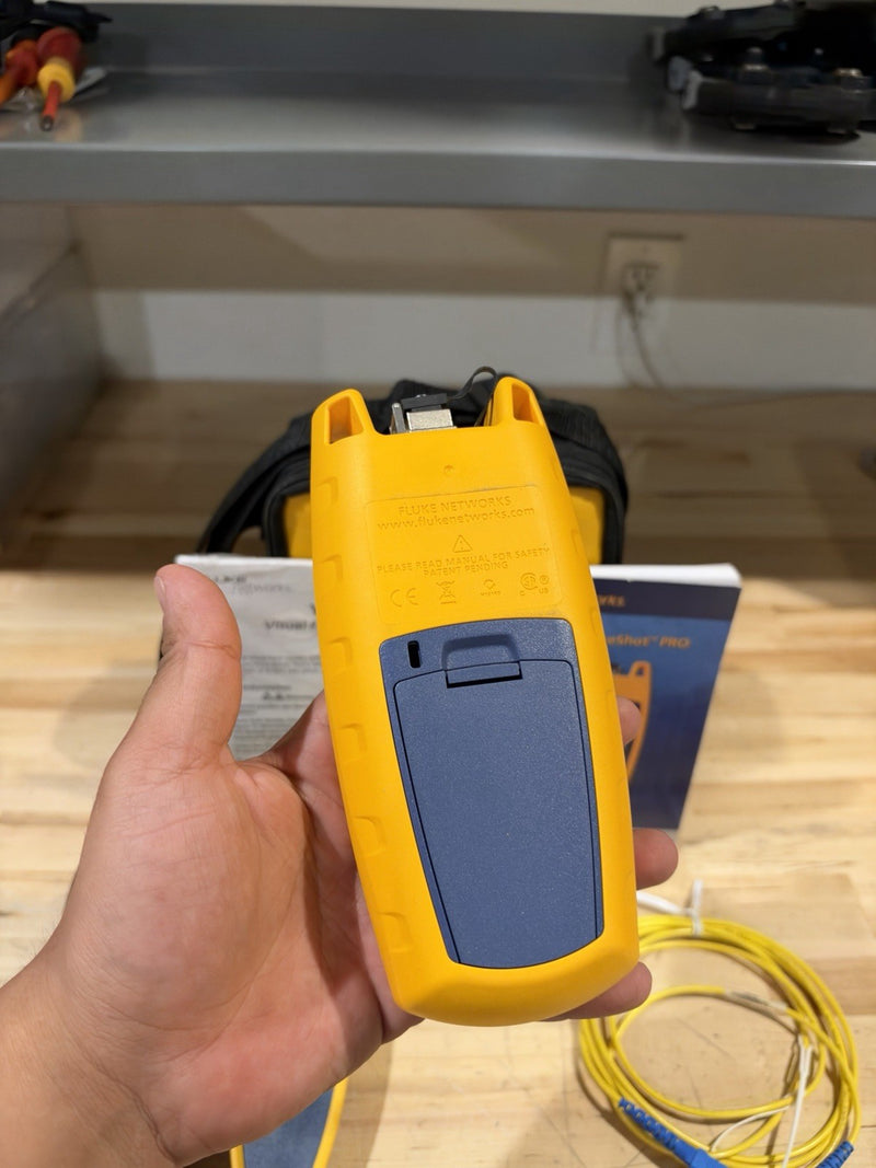 FLUKE NETWORKS FIBER ONESHOT PRO W/ VISUAL FAULT LOCATOR (TESTED)