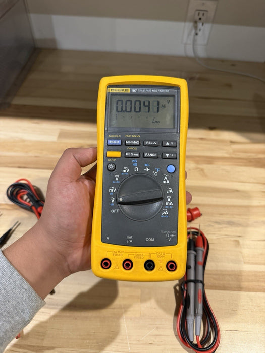 FLUKE 187 TRUE RMS MULTIMETER KIT W/ LEADS & CLIPS (TESTED) SHIPS FAST