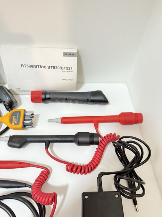 FLUKE BT521 BATTERY ANALYZER WITH ACCESSORIES TESTED