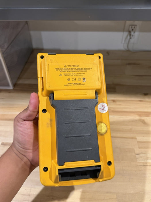 FLUKE 744 DOCUMENTING PRCESS CALIBRATOR (PARTS ONLY) FOR PARTS - DOESN’T WORK