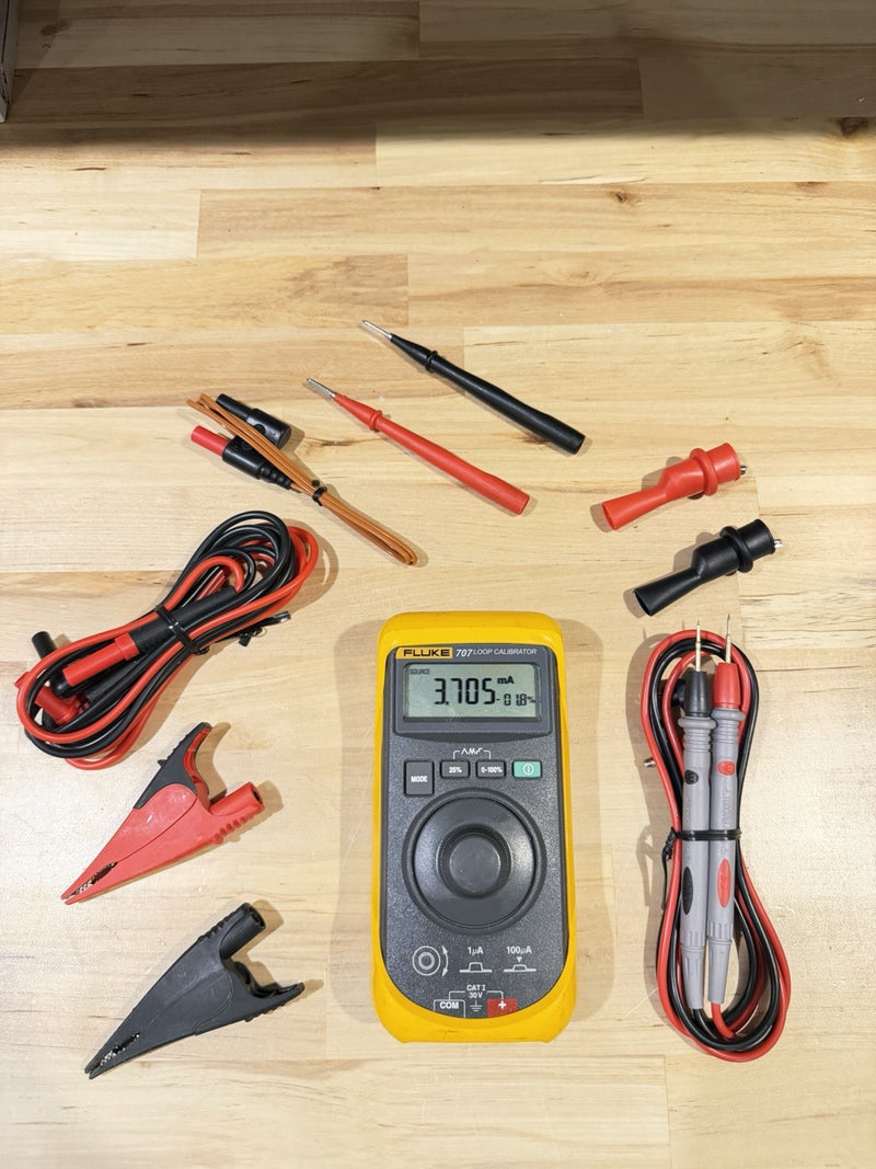 FLUKE 707 LOOP CALIBRATOR WITH LEADS & ACCESSORIES