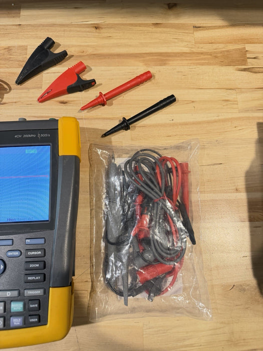 FLUKE 190-204 SCOPEMETER 4CH 200MHZ 2.5GS/S W LEADS & ACCESSORIES (TESTED)