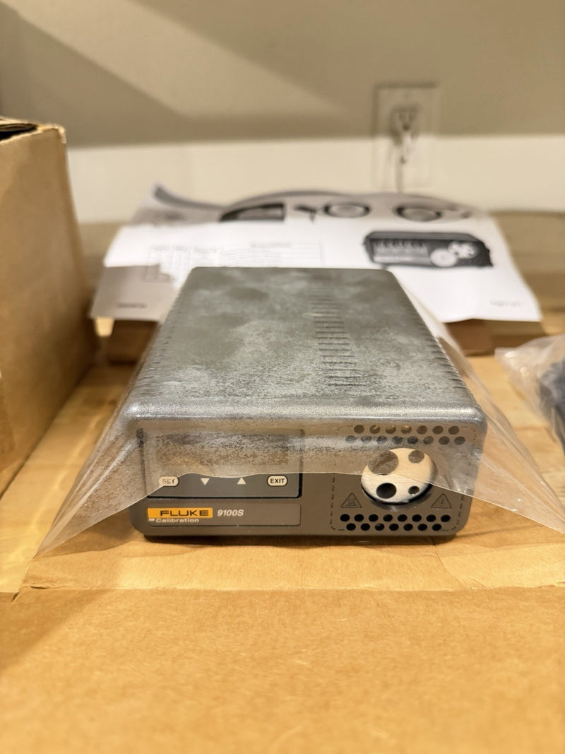 FLUKE CALIBRATION 9100S DRY WELL TEMPERATURE CALIBRATOR
