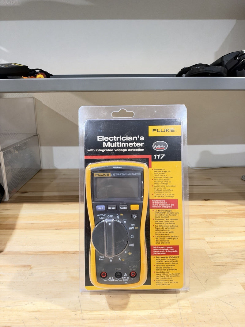 FLUKE 117 TRUE RMS FIELD TECHNICIANS DIGITAL MULTIMETER 600V AC/DC VOLTAGE NEW