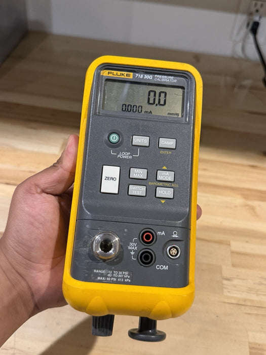 FLUKE 718 30G PRESSURE CALIBRATOR (PARTS ONLY) FOR PARTS (SHIPS FAST)