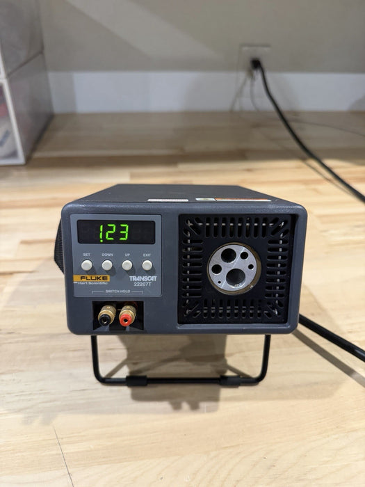 FLUKE 9140 22207T DRY-WELL CALIBRATOR WITH CHARGER TESTED