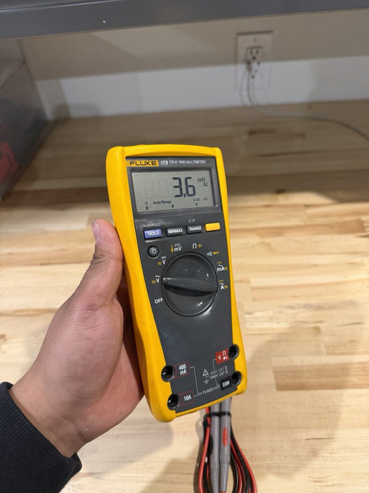 FLUKE 179 TRUE RMS MULTIMETER W/ LEADS- SHIPS FAST (TESTED) MINT CONDITION