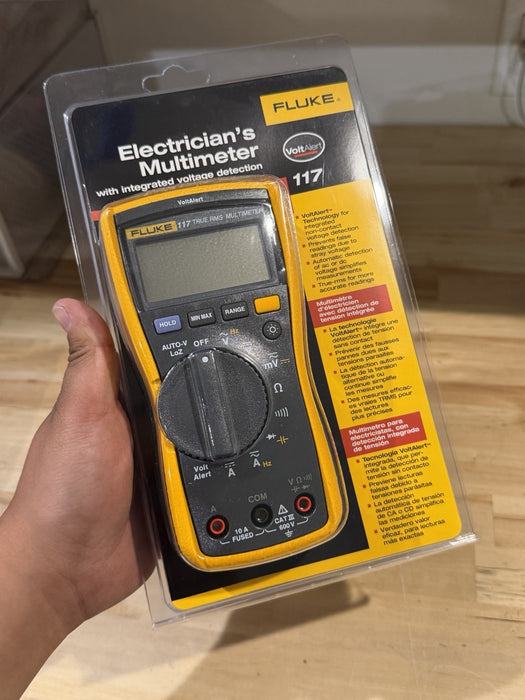 FLUKE 117 TRUE RMS MULTIMETER / NEW FACTORY SEALED - SHIPS FAST