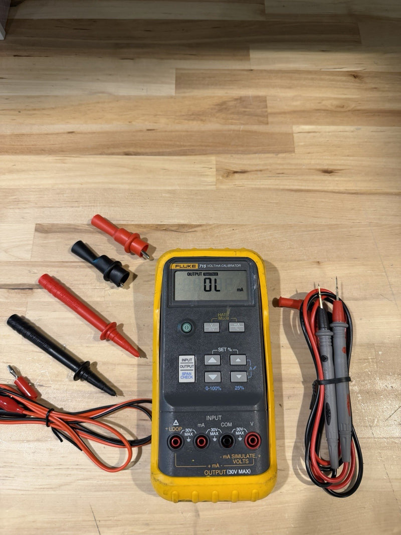 FLUKE 715 VOLT/MA CALIBRATOR WITH LEADS & CLIPS TESTED