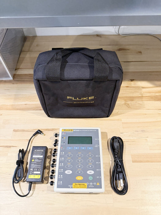 FLUKE MPS450 MULTIPARAMETER SIMULATOR W/ CASE & CHARGER - TESTED