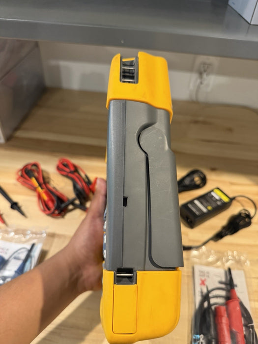 FLUKE 190M-2 MEDICAL SCOPEMETER SERIES III 2CH 200MHZ W/ ACCESSORIES (TESTED)