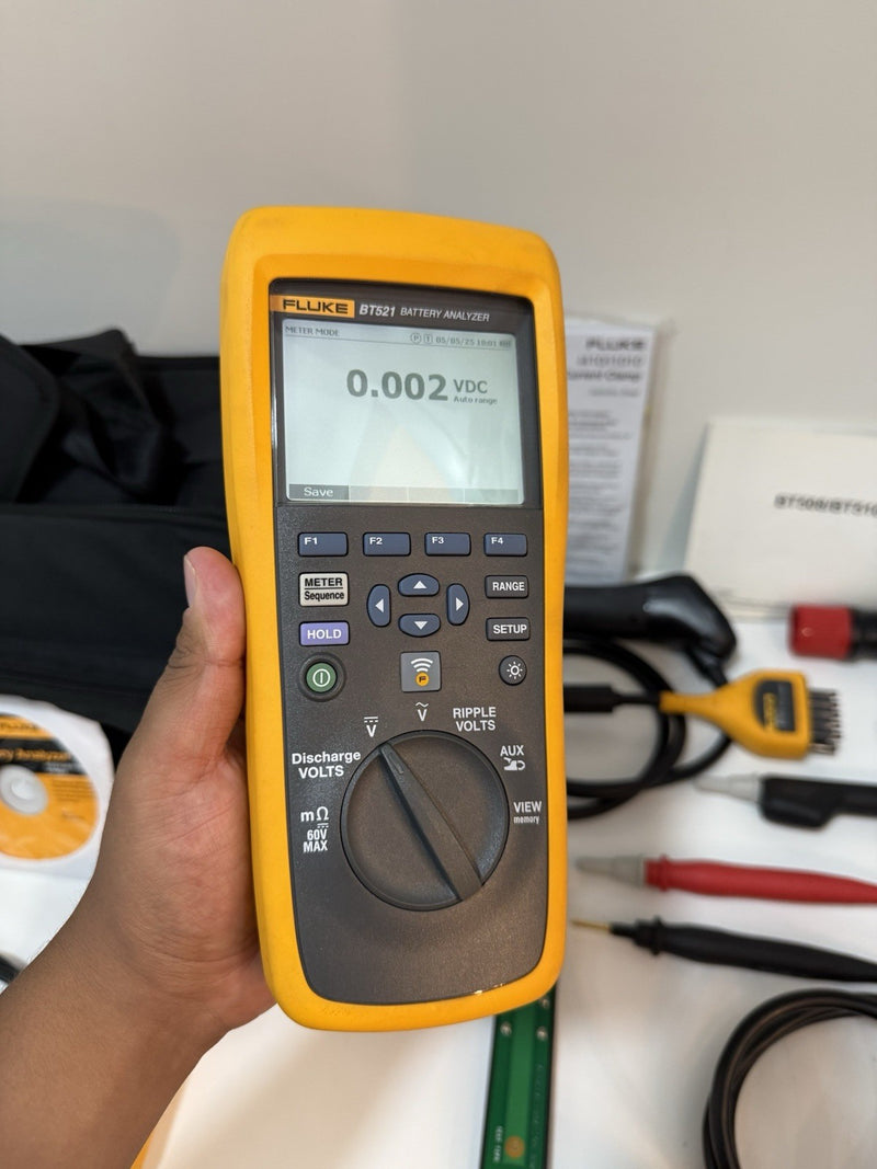 FLUKE BT521 BATTERY ANALYZER WITH ACCESSORIES TESTED