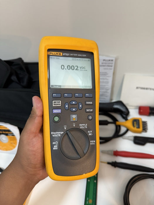 FLUKE BT521 BATTERY ANALYZER WITH ACCESSORIES TESTED