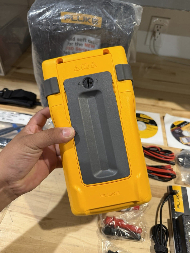 FLUKE 754 DOCUMENTING PROCESS CALIBRATOR W/ ACCESSORIES (NEW) FREE SHIPPING