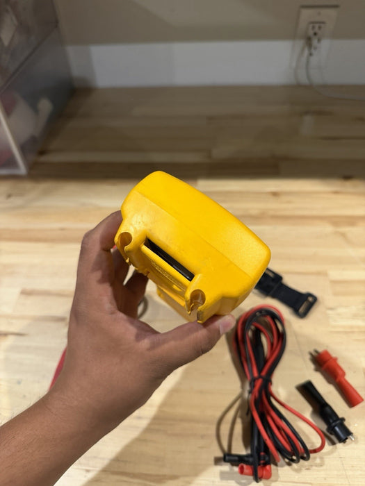 FLUKE 1507 INSULATION MULTIMETER W/ LEADS & CLIPS