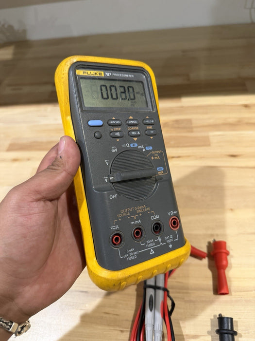 FLUKE 787 PROCESSMETER W/LEADS & CLIPS (SHIPS FAST)  (LIGHT DOESNT WORK)